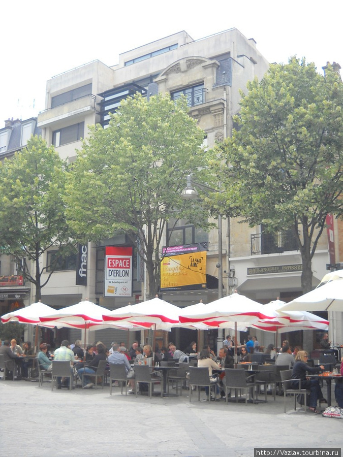 Зонтики и столики Реймс, Франция