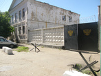 Ворота в отделении милиции-полиции.
