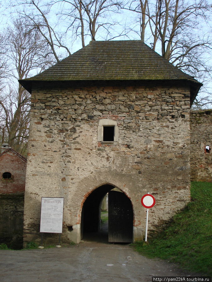 первые ворота в замок Южноморавский край, Чехия