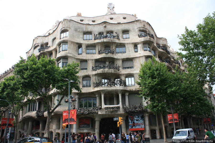 дом Мила или «Каменоломня» [La Pedrera] Барселона, Испания
