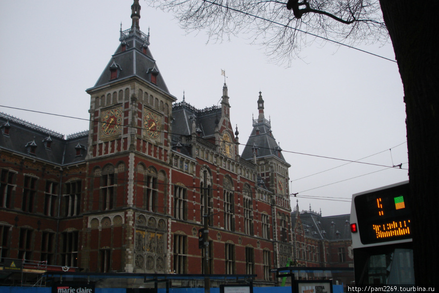 вокзал со стороны города Амстердам, Нидерланды