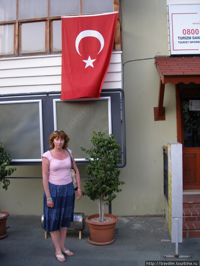 Турки обожают вывешивать свои флаги везде. Алания, Турция
