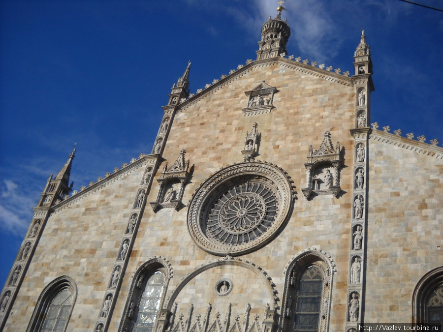 Парадный фасад собора Комо, Италия