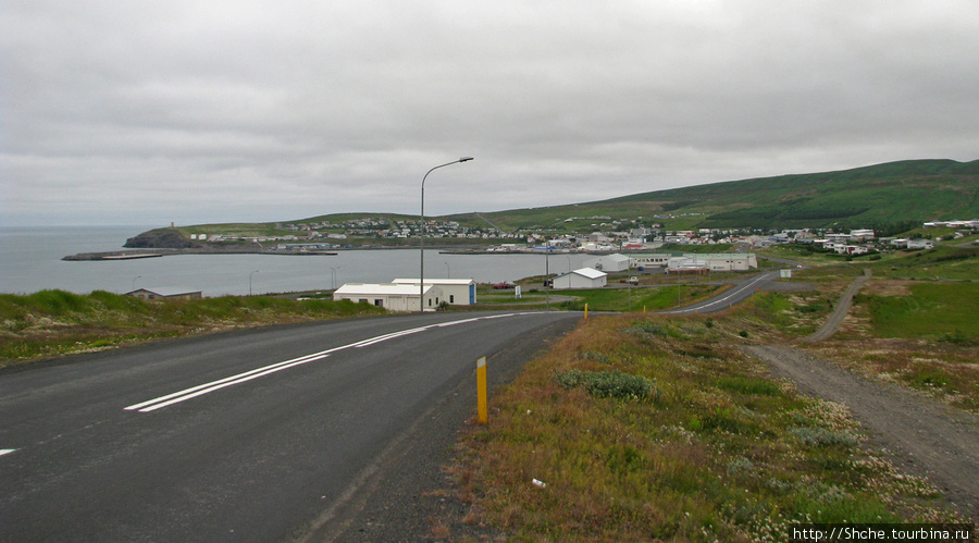 панорама города при подъезде со стороны Акурэйри Хусавик, Исландия