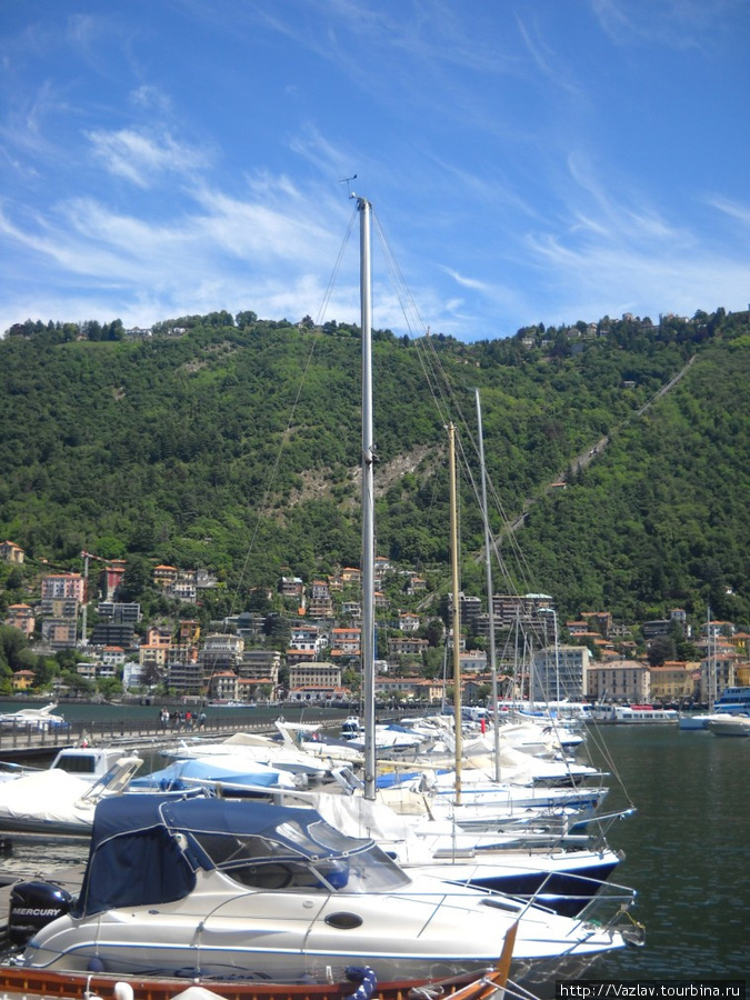 Бухта с яхтами Комо, Италия