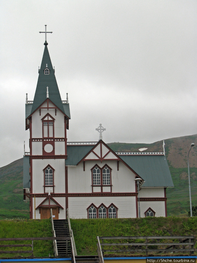 на всех фото кажется, что церковь окружена зданиями, ан нет... Хусавик, Исландия