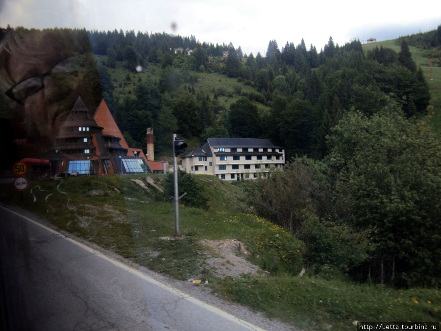 Грустная пассажирка автобуса и красивый пейзаж за окном Черногория