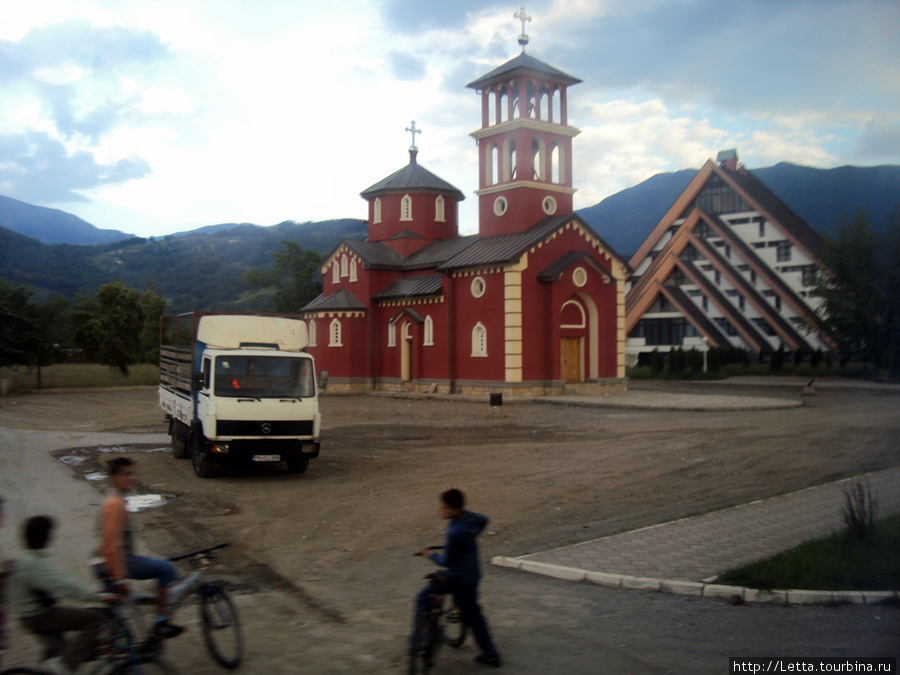 Мальчишки перед церковью Черногория