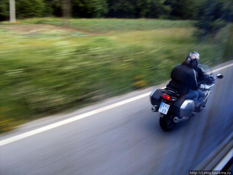 Парочка на мотоцикле обгоняет автобус по встречной полосе! Черногория