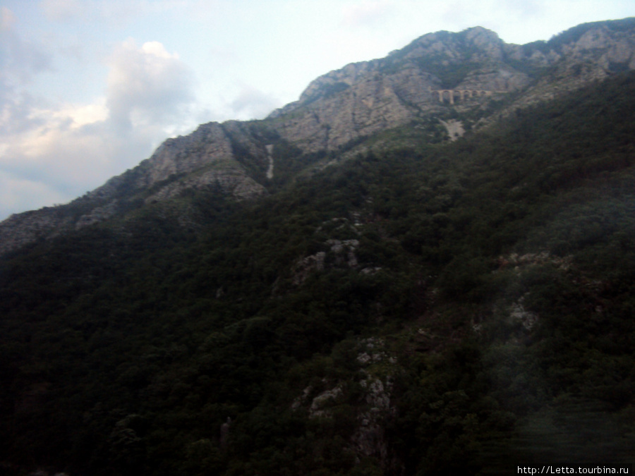 На огромной высоте проходит железная дорога Черногория