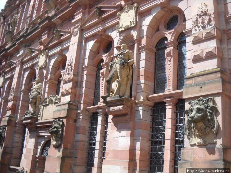 Фигуры фасада Гейдельберг, Германия