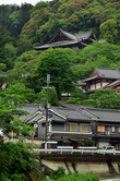 Крыши зданий храма Хасэдэра виднеются посреди холма.