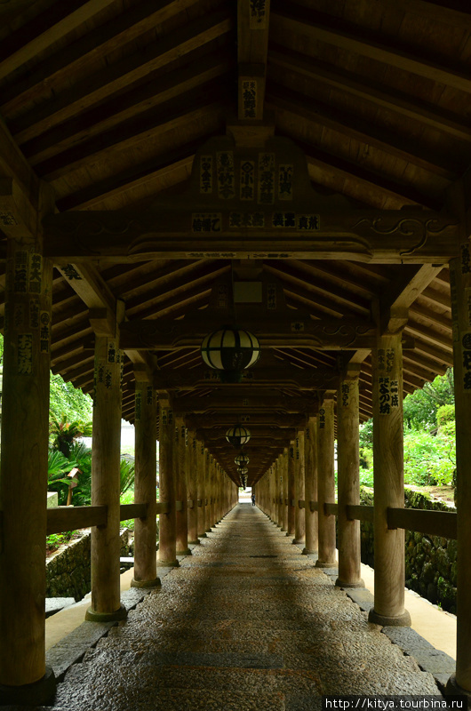 Крытый горидор, ведущий от ворот к главному зданию храма. Сакурай, Япония