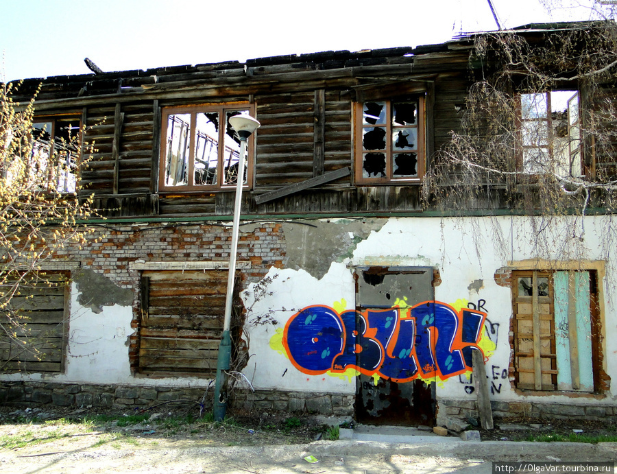 И всё-таки большую часть деревянных домов в городе постигла такая участь. И если власти не сумеют сохранить доставшееся им от прежних времен, то с годами исчезнет и это Екатеринбург, Россия