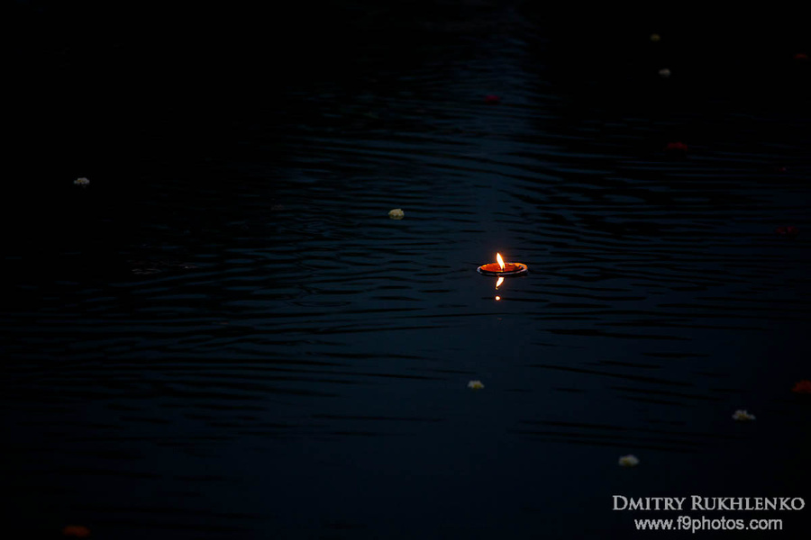 Темно, и только одинокая лампада плывет куда-то, подчиняясь воле богов... Уджайн, Индия