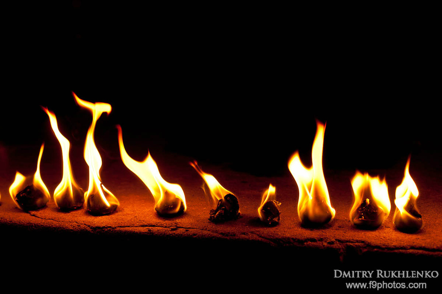 Огни повсюду — и на ступеньках, и на берегу Уджайн, Индия