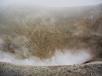 Остров Вулкано, Липарский архипелаг. К истории вопроса.
Из кратера валит то ли дым, то ли пар... Как из котла. Это старая фотография, простите за качество.