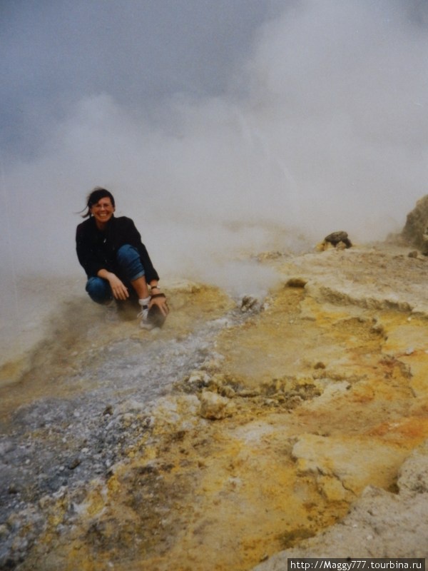 Тоже старая фотография, там же, на Вулкано. А в черном — то я. Остров Стромболи, Италия