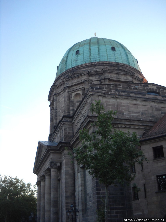 Боковой вид на основное здание церкви и купол Нюрнберг, Германия