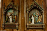 Стены украшены деревянными скульптурами — сценами из святого писания.