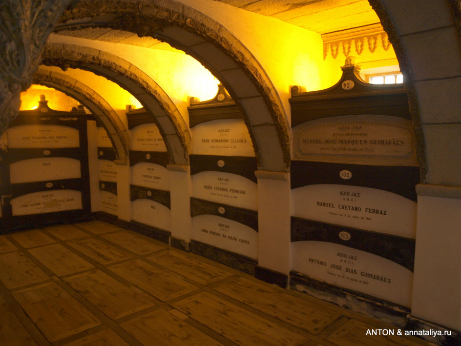 Катакомбы церкви Сан-Франсишку. Здесь захоронены жители Порту 19 века Порту, Португалия