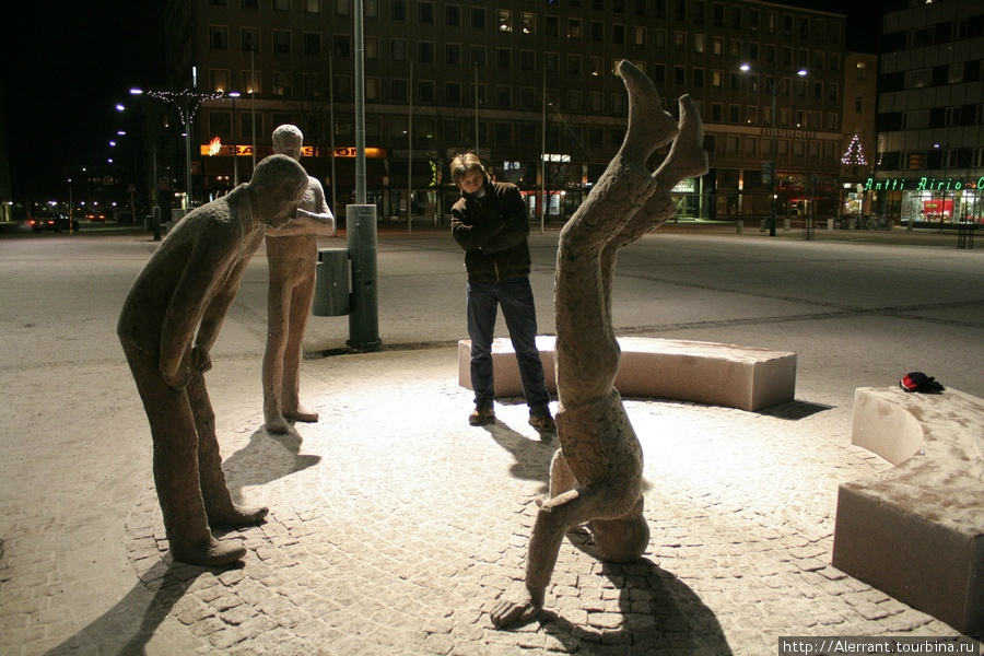 Скульптурная композиция в центре рыночной площади под названием Рыночный парламент Пори, Финляндия