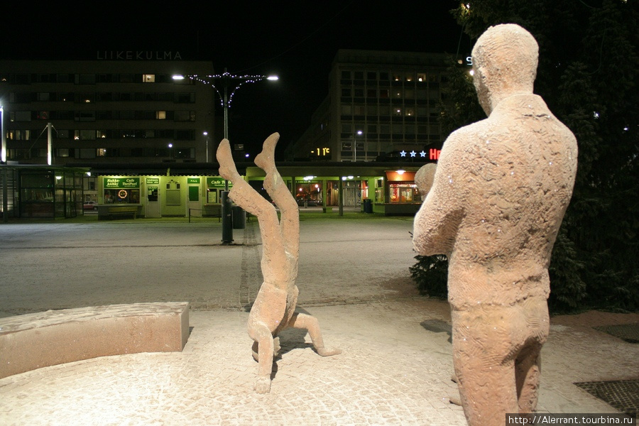 Двое мужчин наблюдают, как третий сходит с ума Пори, Финляндия