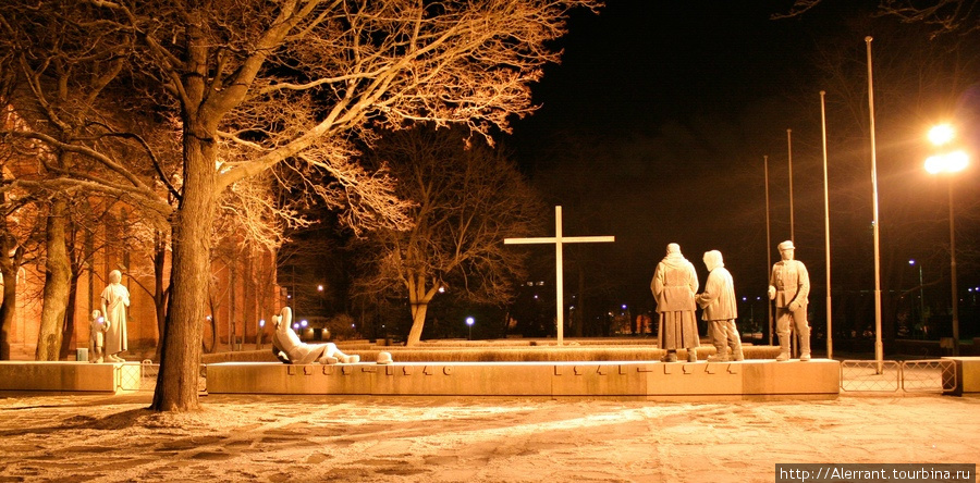 Рядом с собором — большое мемориальное кладбище, где похоронены финские солдаты, погибшие во Второй мировой войне. Пори, Финляндия