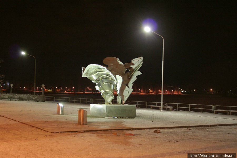 Загадочная скульптура на набережной Пори, Финляндия