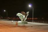 Загадочная скульптура на набережной