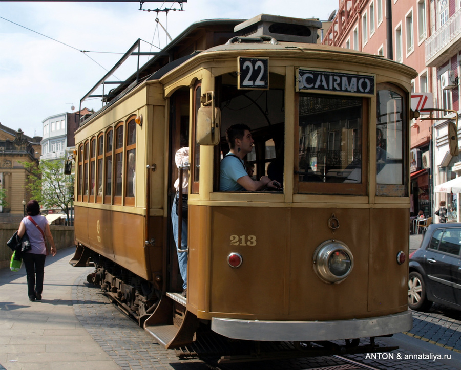 А вот трамвай — совсем не для туристов. Трамвай рейсовый. Порту, Португалия