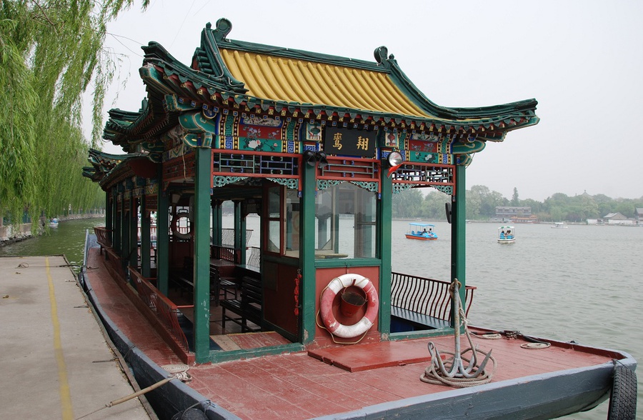На этом кораблике я плавал по озеру Пекин, Китай