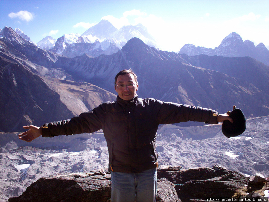Я на макушке Гокьо Ри, на заднем плане — Эверест. Катари, Непал
