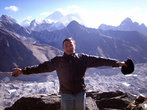 Я на макушке Гокьо Ри, на заднем плане — Эверест.