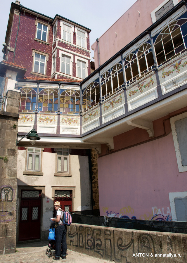 На набережную выходят окнами самые симпатичные домики Порту, Португалия