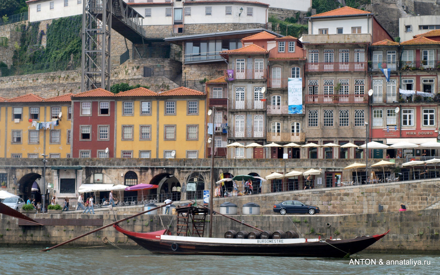 Лодка рабела у набережной Порту, Португалия
