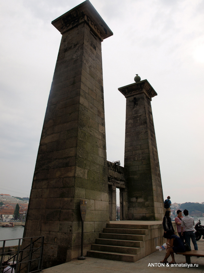 Остатки еще одного моста — предшественника моста Луиша Первого Порту, Португалия