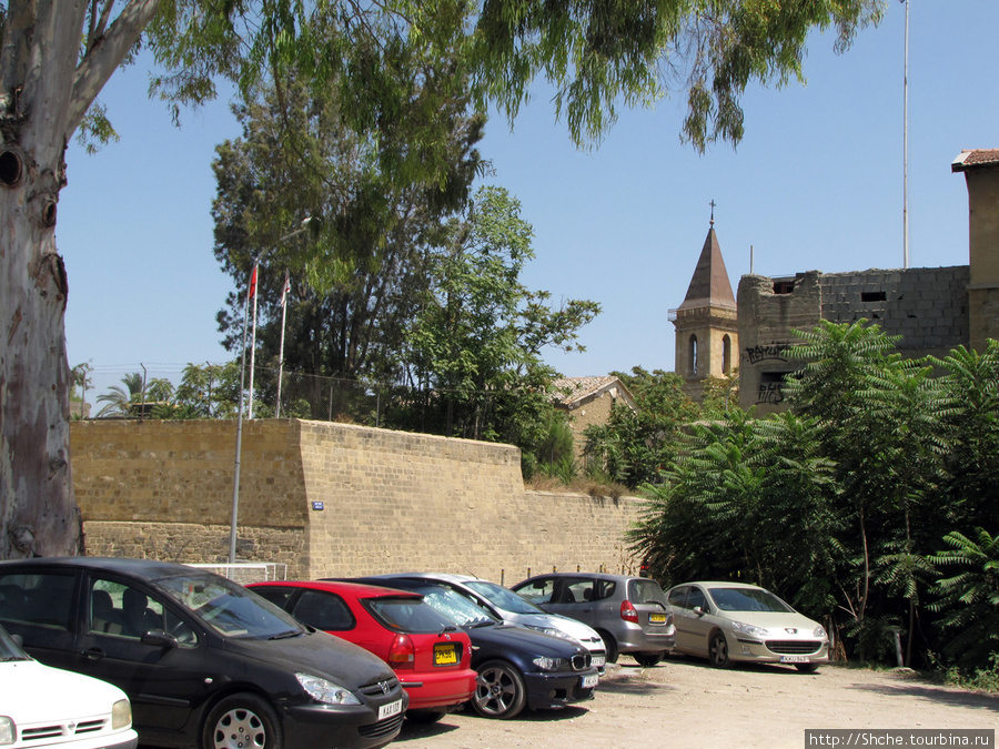 Припарковались мы недалеко от центра, как оказалось, практически под стенами голубой линии, разделяющей город на греческую и турецкую части. Никосия, Кипр