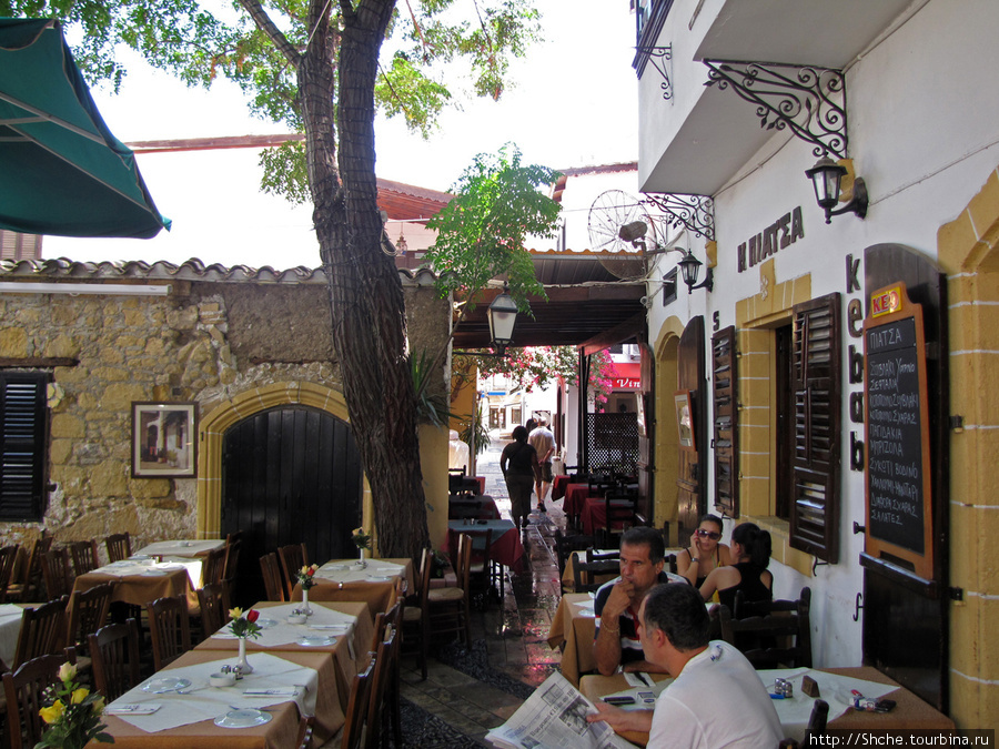 Район с узкими улочками с кафешками и сувенирными магазинчиками. Это было единственное место в городе, где были признаки жизни. Никосия, Кипр
