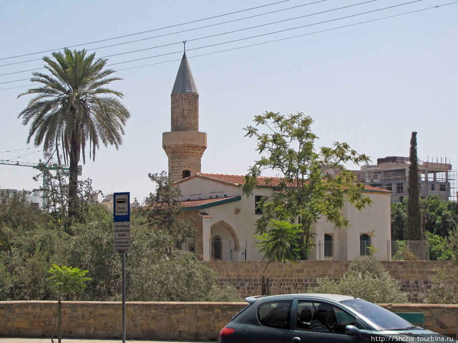такая суровая реальность, остановка автобуса еще греческая, а мечеть рядом уже турецкая Никосия, Кипр