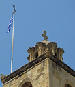 А греческий флаг здесь встречается чаче, чем свой, кипрский