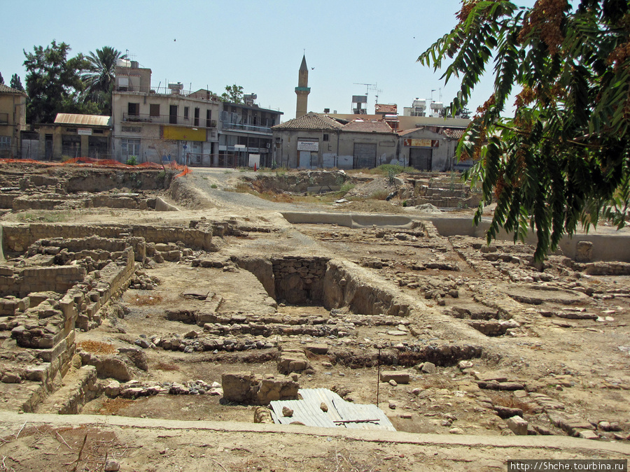 набрели на какие-то раскопки (старые не живописные фундаменты, интересные только археологам) Никосия, Кипр
