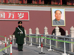 Караул перед портретом Мао Цзэдуна в Пекине на площади Тянанмэнь.
