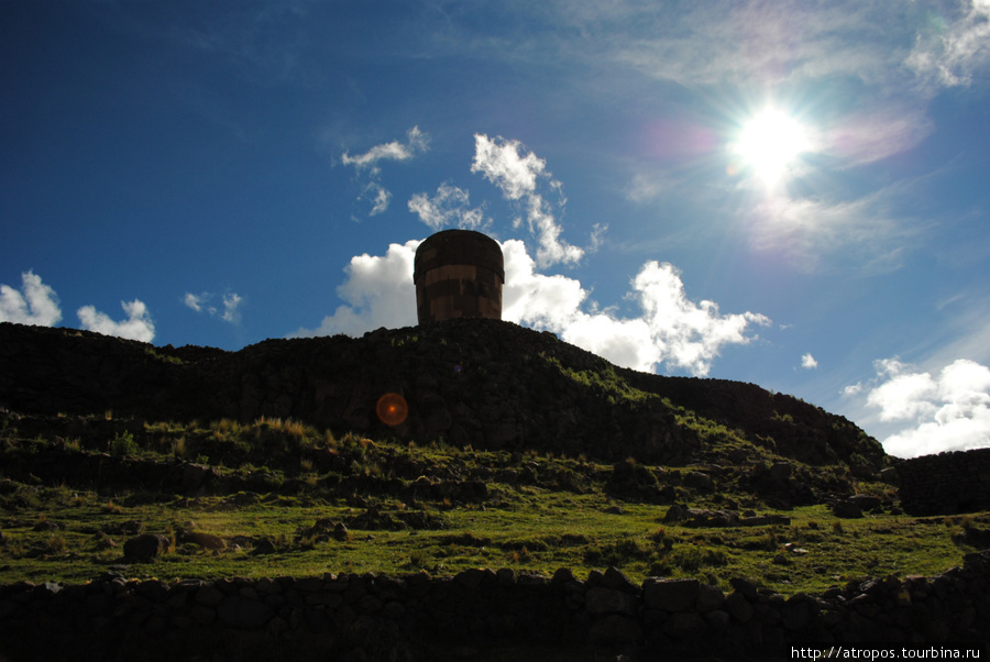 Чульпа (Chullpa) — могильнгая башня, п-ов Сильюстани Пуно, Перу