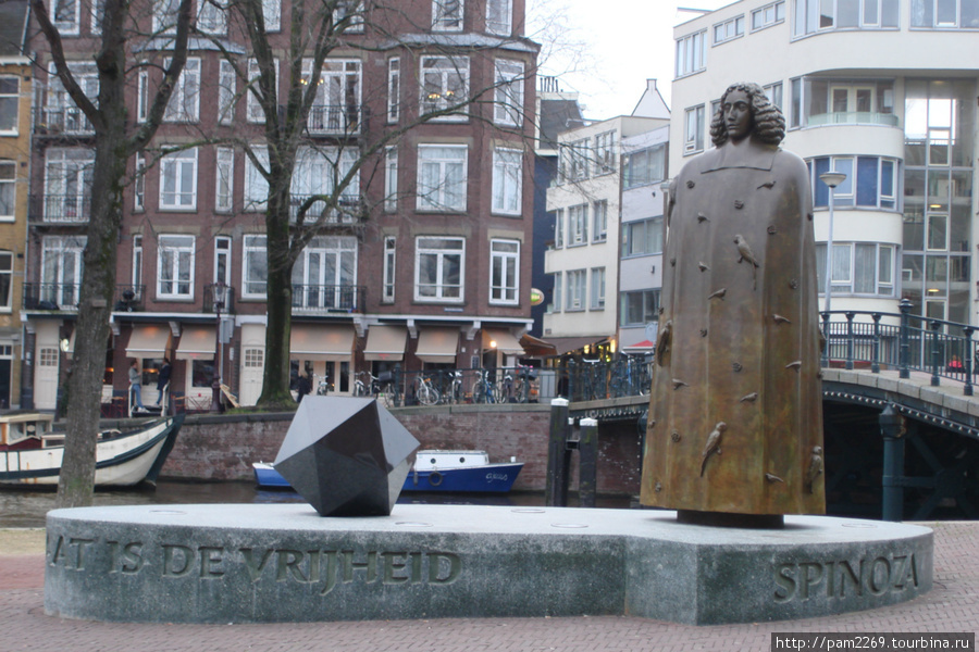 памятник Спинозе Амстердам, Нидерланды