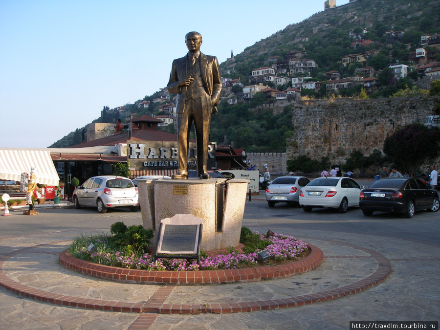 Памятник Кемалю Ататюрку-первому президенту Турции. Алания, Турция