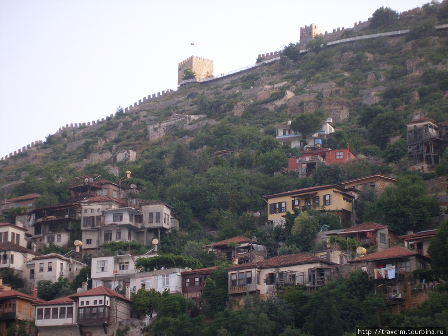 Наверху крепость XII века. Алания, Турция