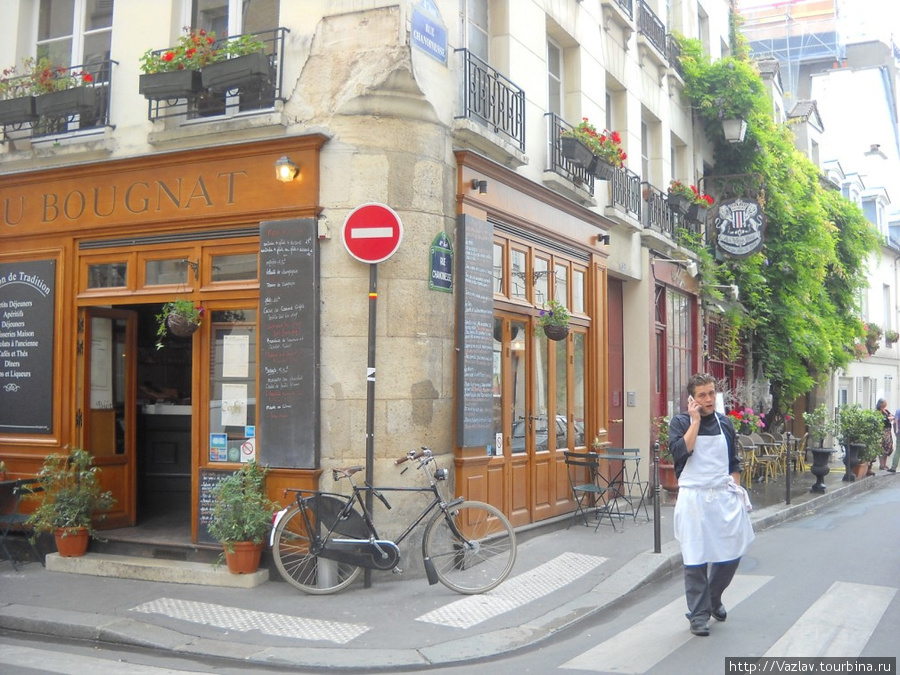 Кафе и его официант Париж, Франция