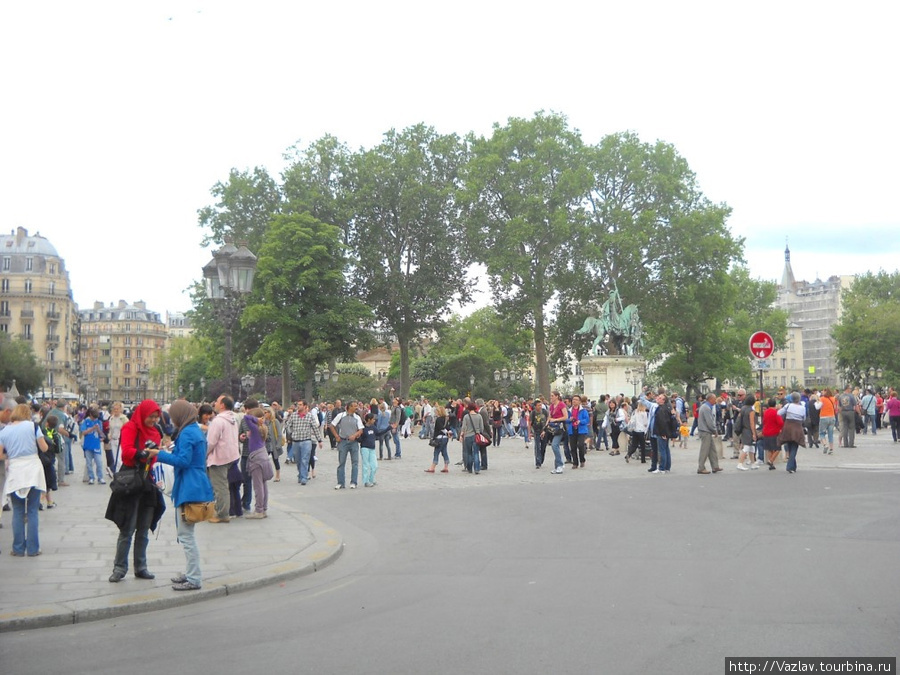 Народ бродит по площади Париж, Франция