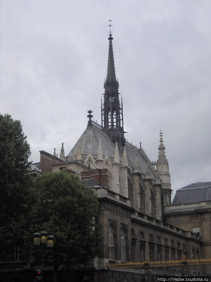 Пламенеющая готика Сен-Шапель завораживает Париж, Франция